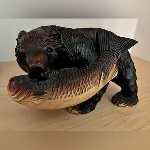 🐻 Signed vintage hand carved wood sculpture. Made in Japan- bear with salmon.